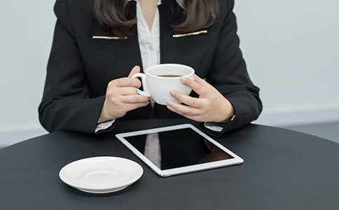 領(lǐng)取營(yíng)業(yè)執(zhí)照后，需帶上營(yíng)業(yè)執(zhí)照原件和法人代表身份證原件到特定單位印刻辦理備案。